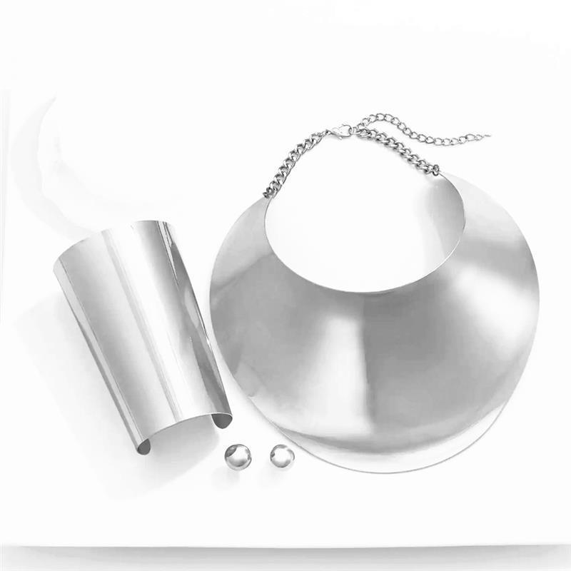 Set de Joyería Metálica Minimalista – Collar, Brazalete y Pendientes