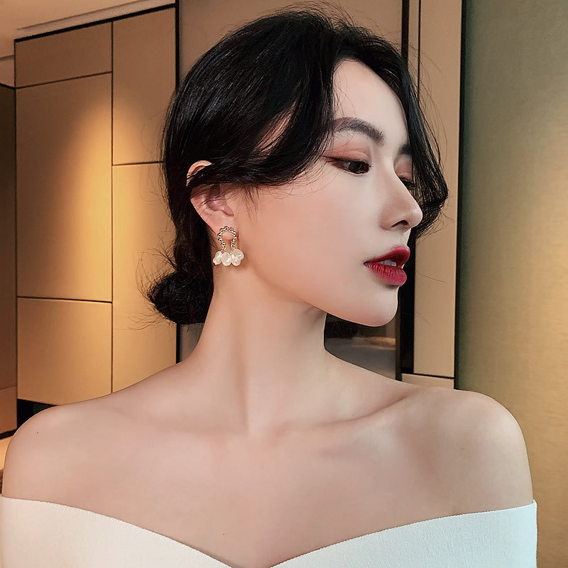 Pendientes dorados con perlas colgantes – Estilo elegante para mujer