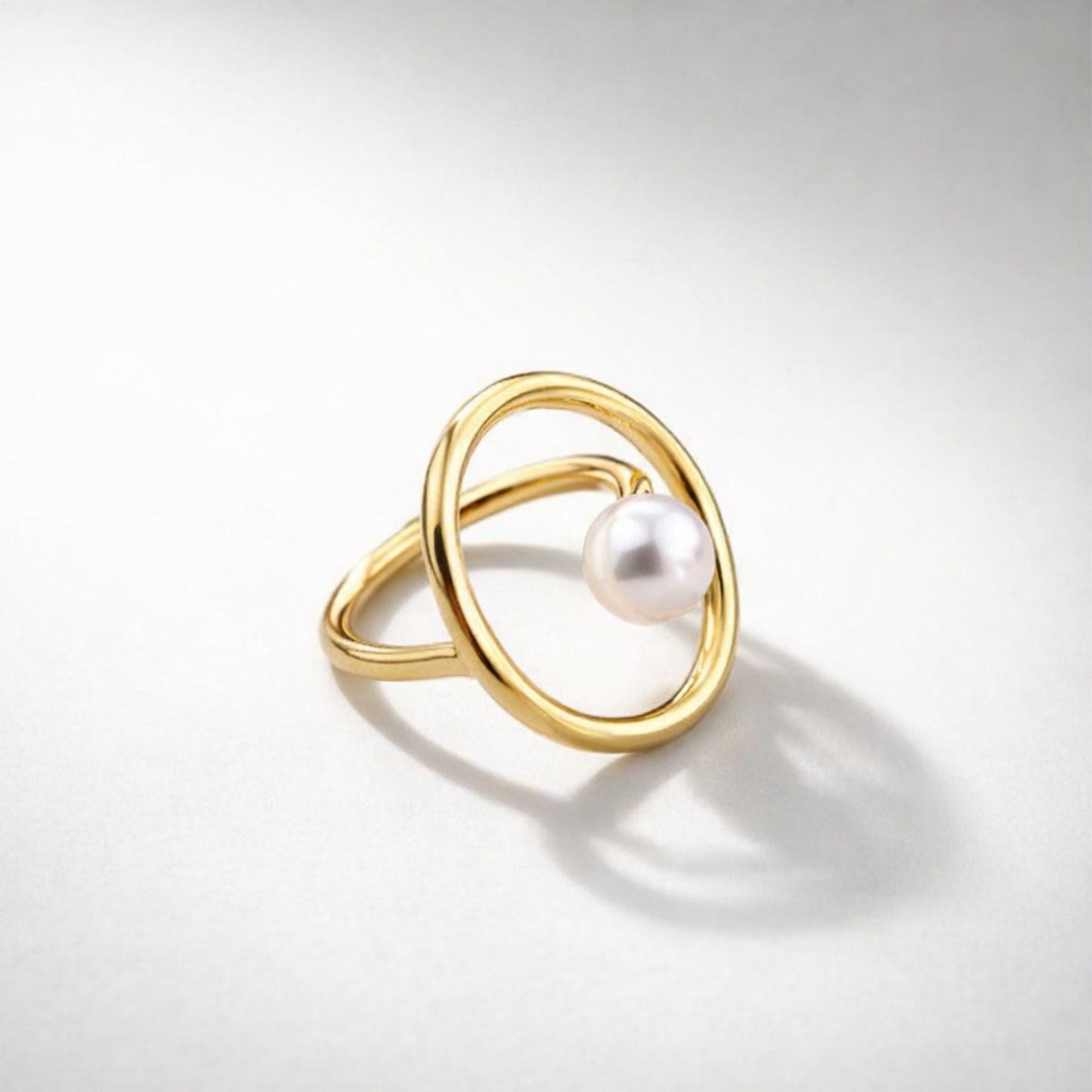 Anillo Dorado con Perla Natural – Diseño Elegante y Minimalista