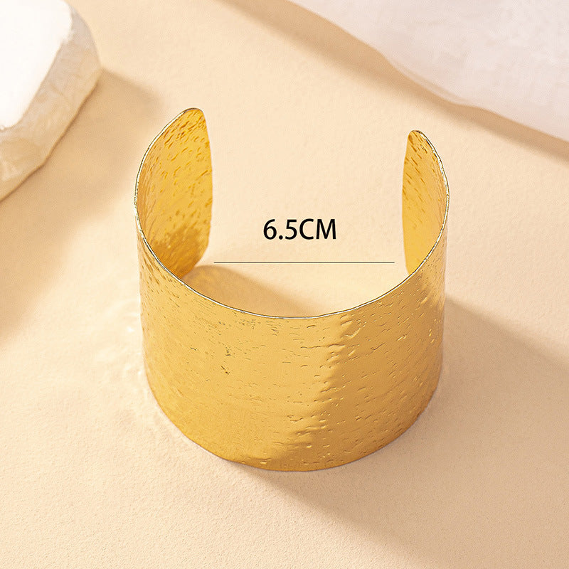 Brazalete Dorado Ancho Martelé