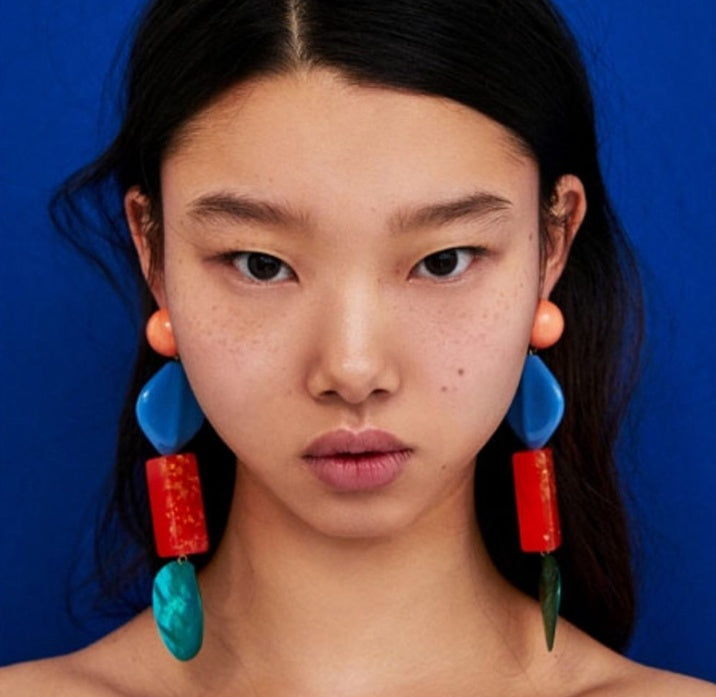 Pendientes Largos Multicolor Estilo Artístico – Diseño Geométrico Atrevido