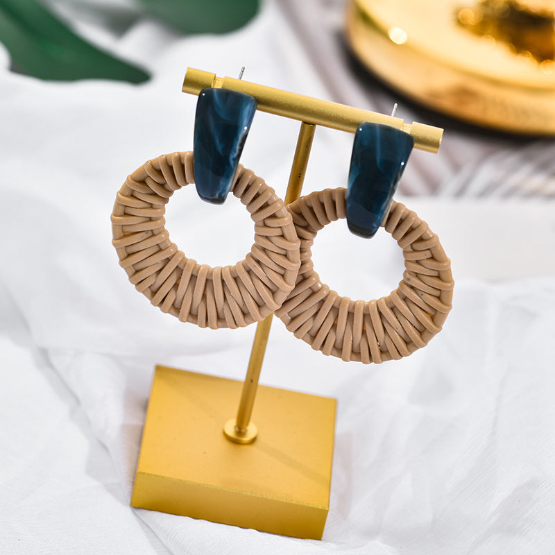 Pendientes Grandes de Rafia con Detalle Resina – Estilo Natural y Chic