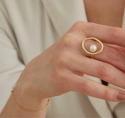 Anillo Dorado con Perla Natural – Diseño Elegante y Minimalista