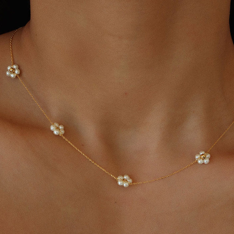 Collar Floral de Perlas con Flores Doradas para Mujer
