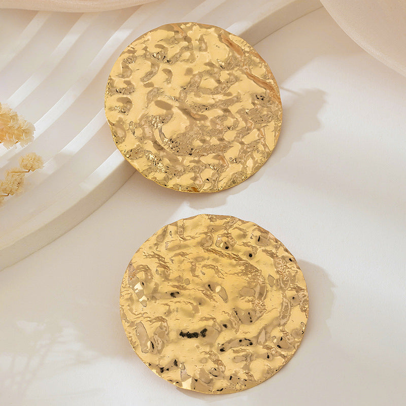 Pendientes Grandes Redondos Dorados con Textura – Estilo Geométrico Impactante