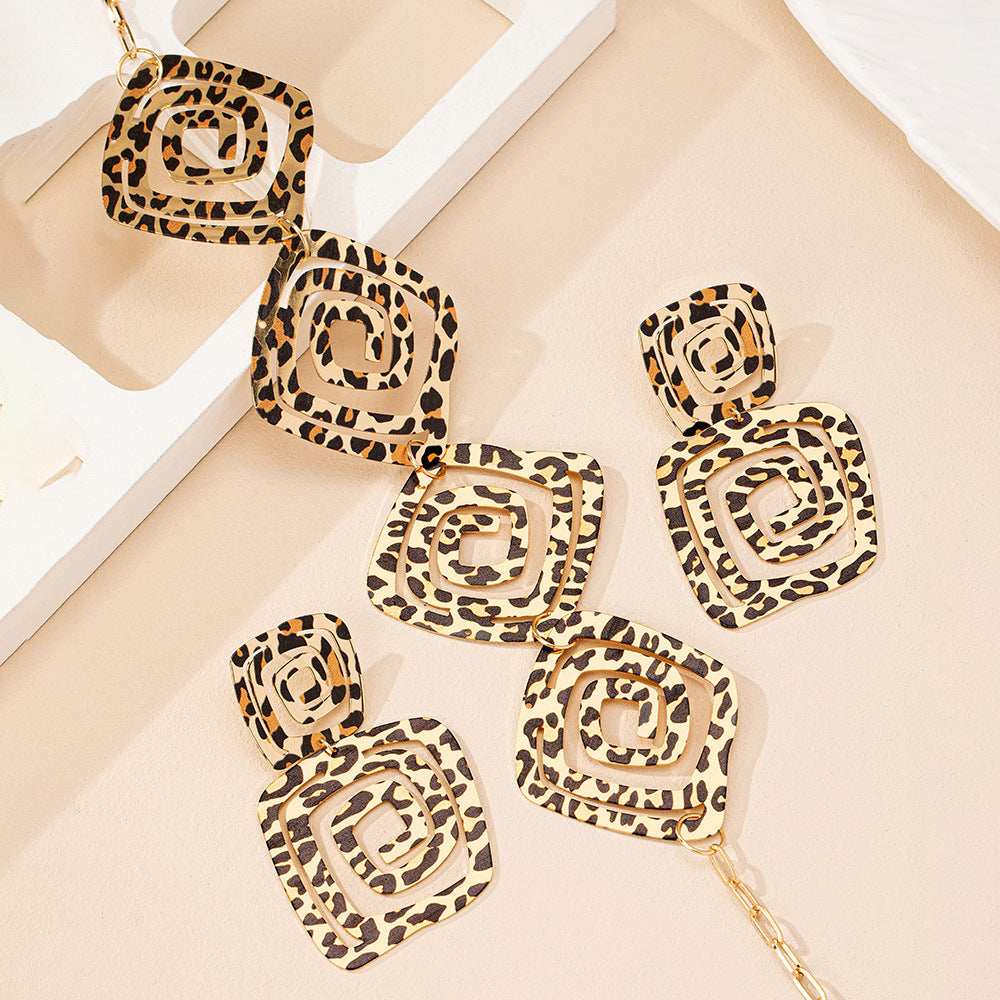 Collar y Pendientes Animal Print – Estilo Salvaje y Geométrico
