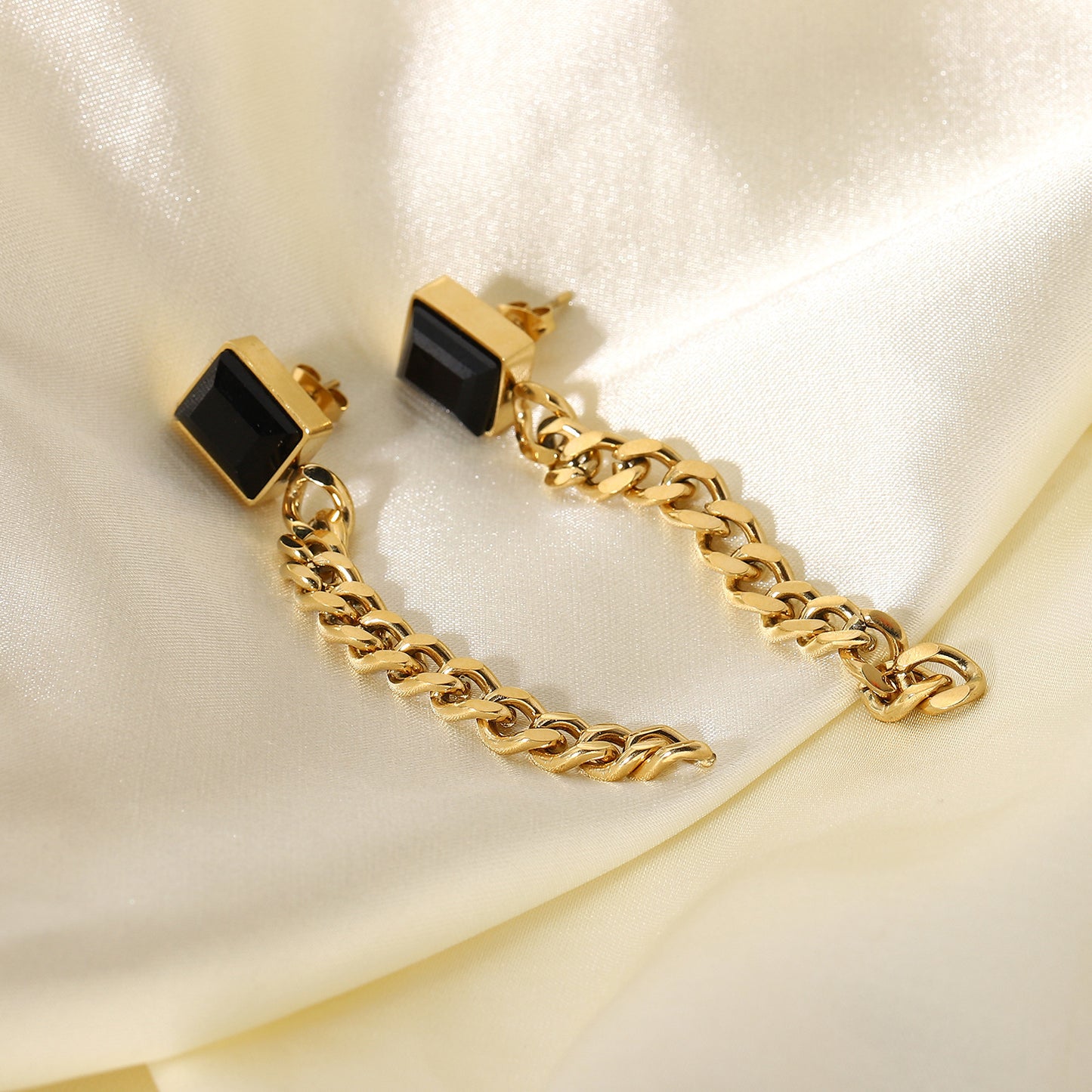 Pendientes con Cadena Dorada y Piedra Negra | Diseño Minimalista Moderno
