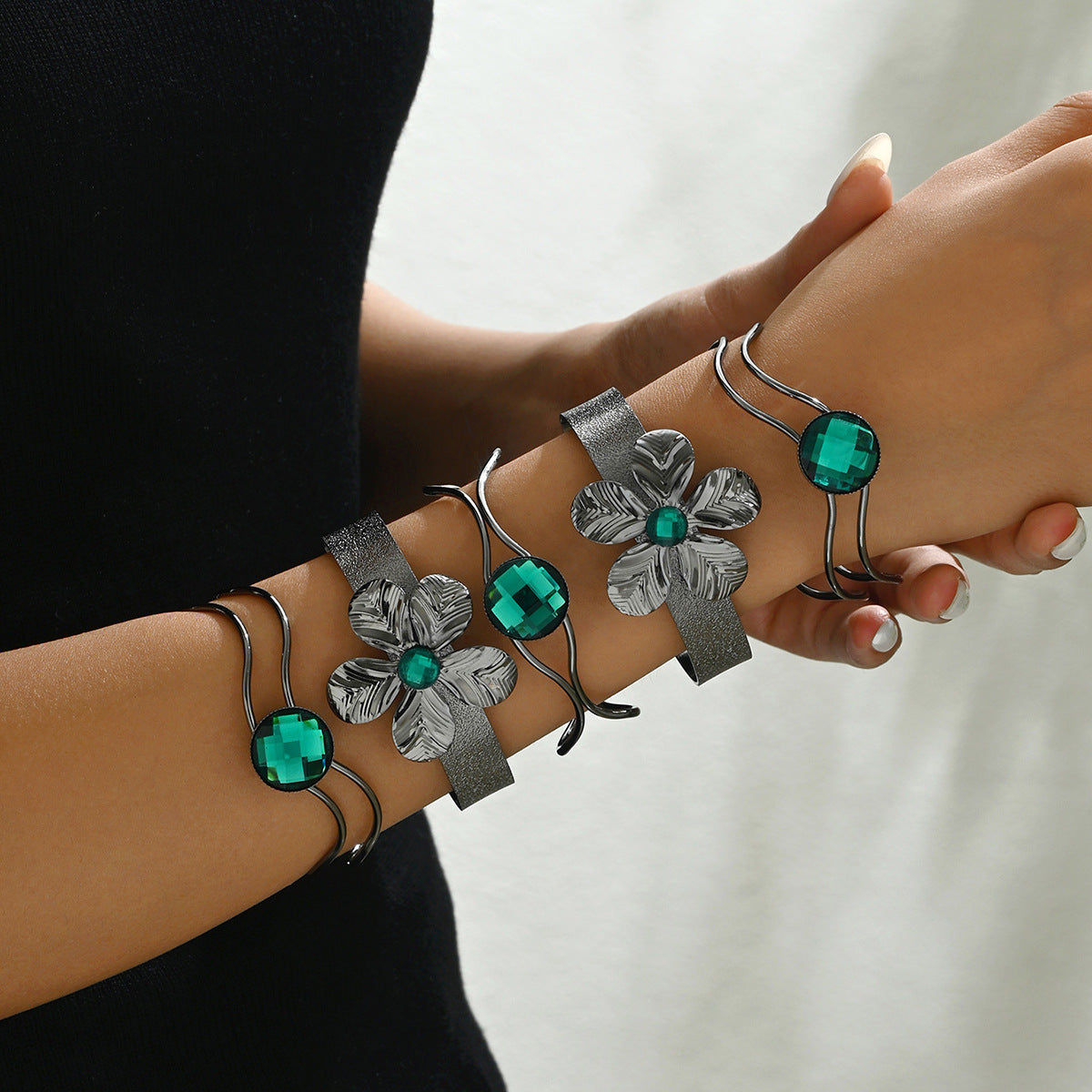 Pulsera floral con detalles brillantes