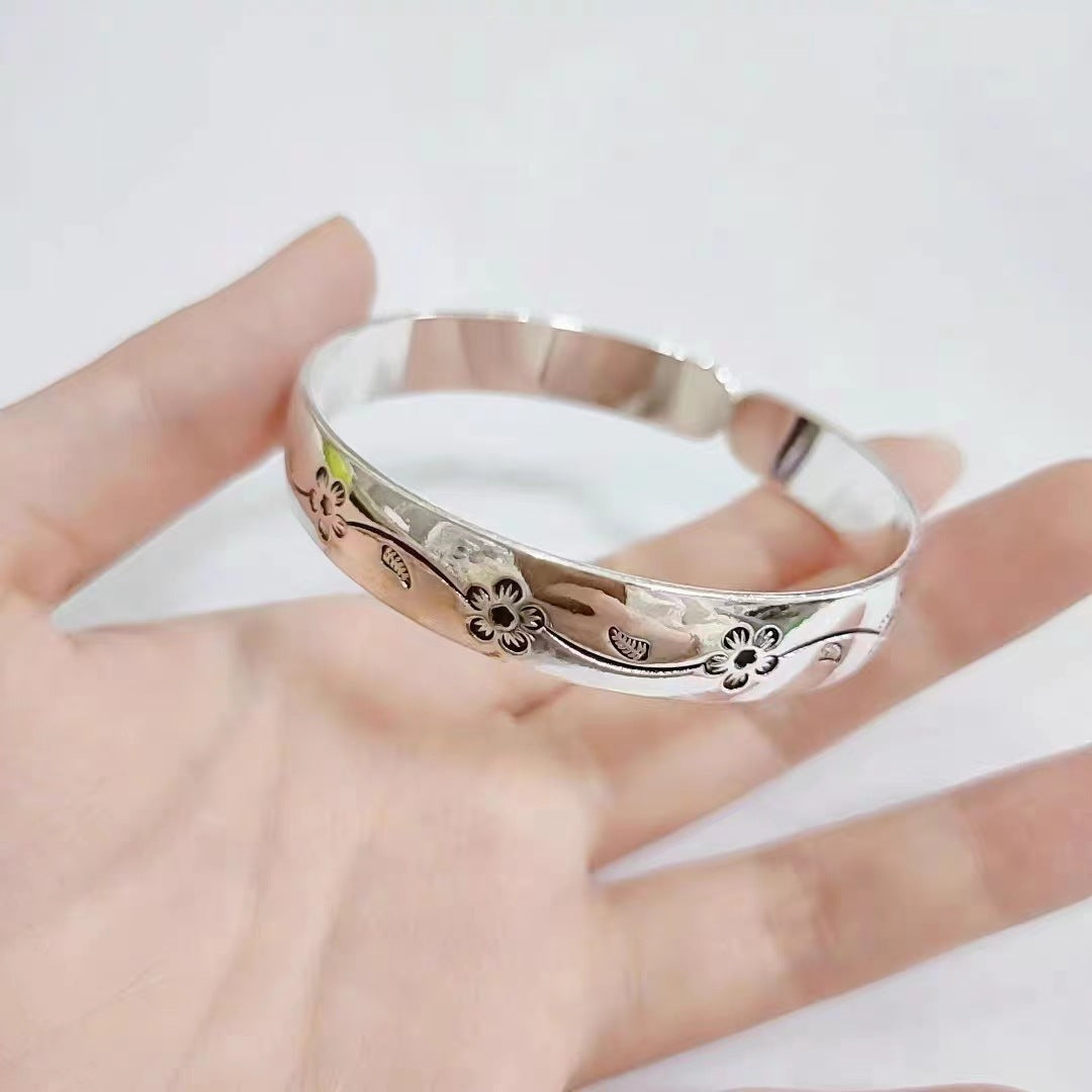 Brazalete Plateado Grabado con Flores | Joya Abierta Elegante para Mujer
