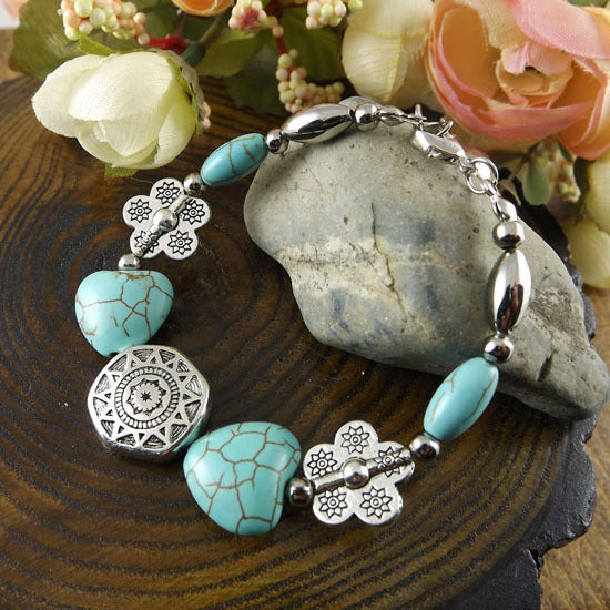 Pulsera Étnica con Piedras Turquesa y Corazones – Estilo Artesanal Chic