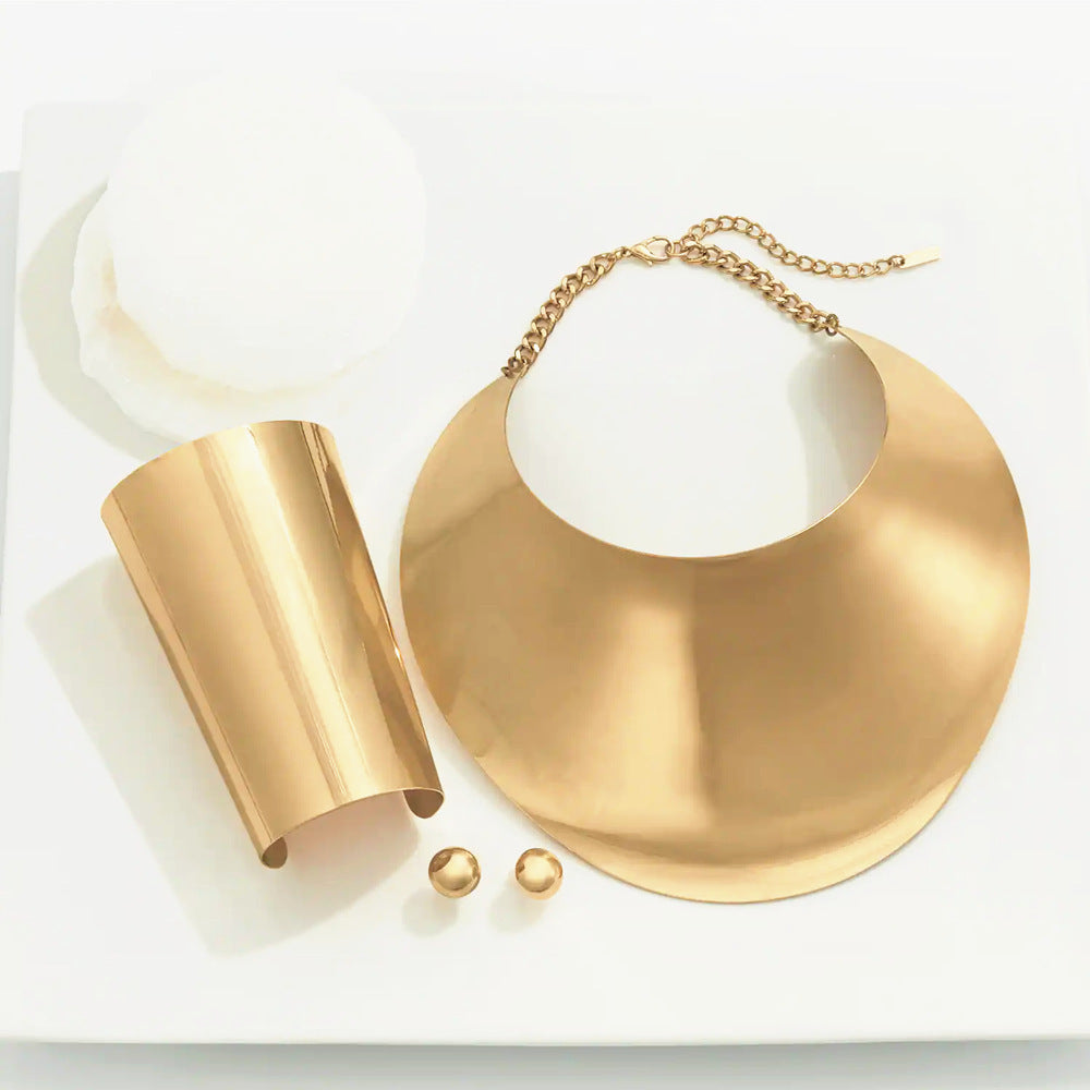 Set de Joyería Metálica Minimalista – Collar, Brazalete y Pendientes