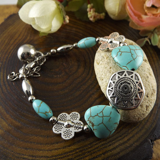Pulsera Étnica con Piedras Turquesa y Corazones – Estilo Artesanal Chic
