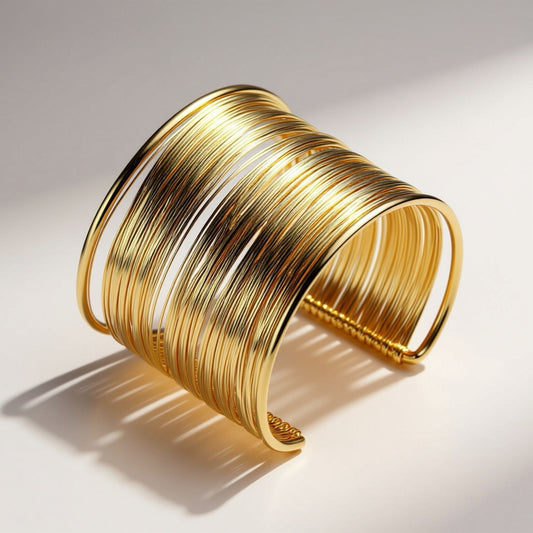 Brazalete Ancho Dorado de Hilos Metálicos | Pulsera Moderna y Ligera para Mujer