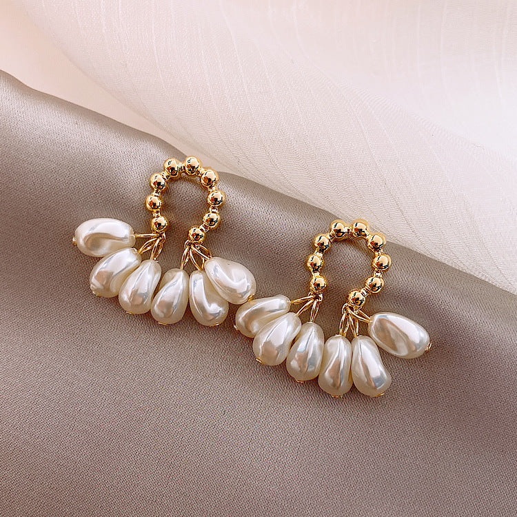 Pendientes dorados con perlas colgantes – Estilo elegante para mujer