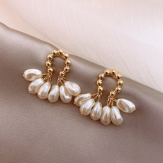 Pendientes dorados con perlas colgantes – Estilo elegante para mujer