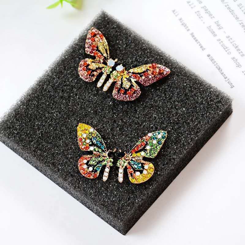 Pendientes Mariposa Multicolor con Cristales – Estilo Festivo y Brillante