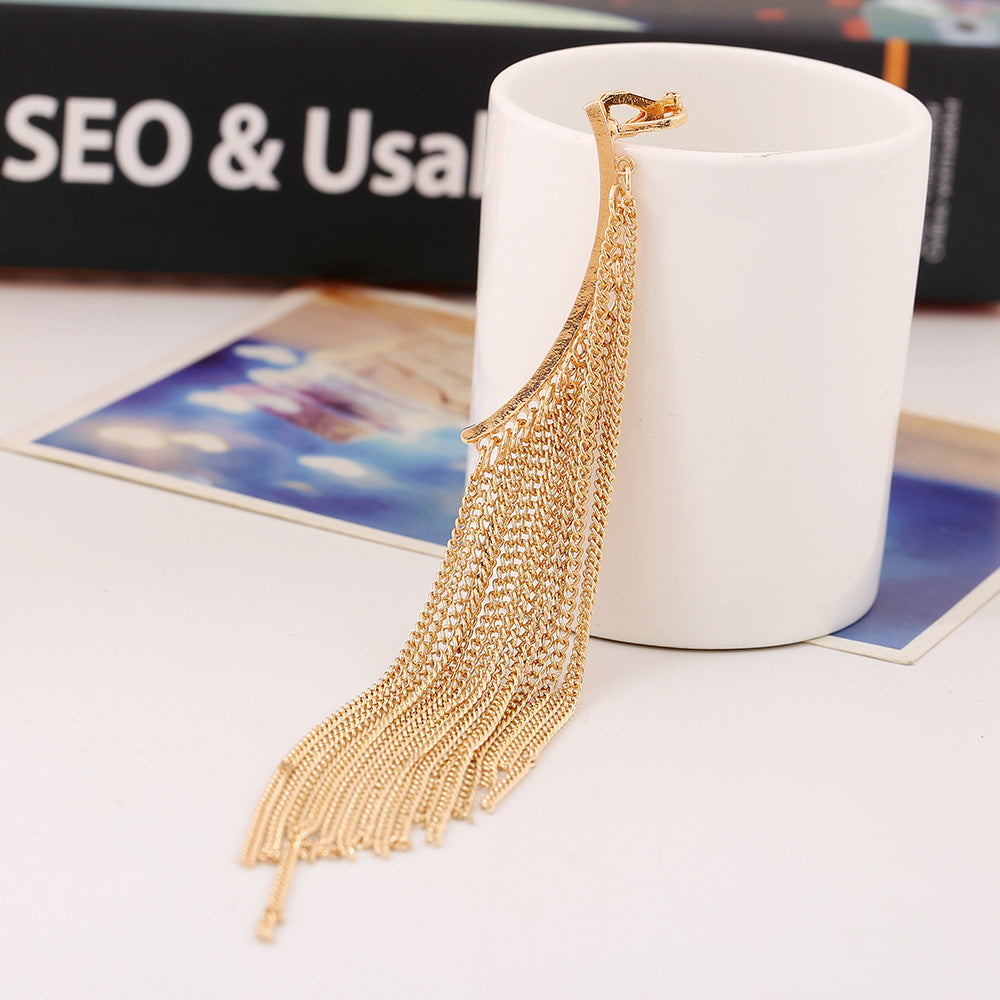 Ear Cuff Dorado con Cadenas Largas – Estilo Glam Rock Asimétrico