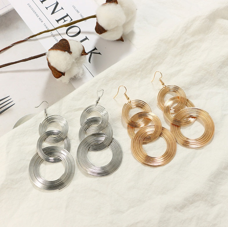 Pendientes Grandes con Aros Entrelazados – Diseño Moderno Dorado o Plateado