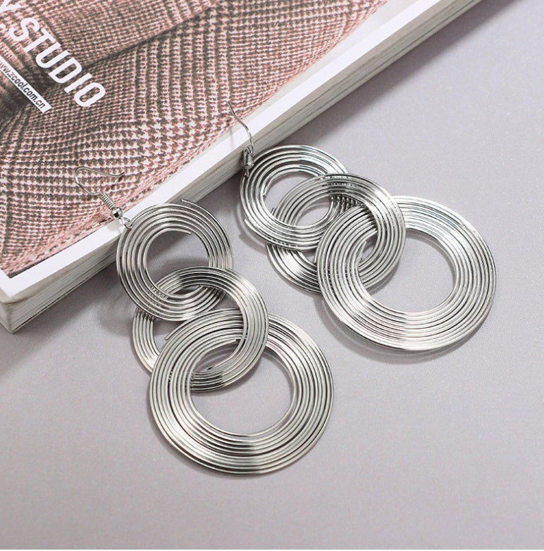 Pendientes Grandes con Aros Entrelazados – Diseño Moderno Dorado o Plateado