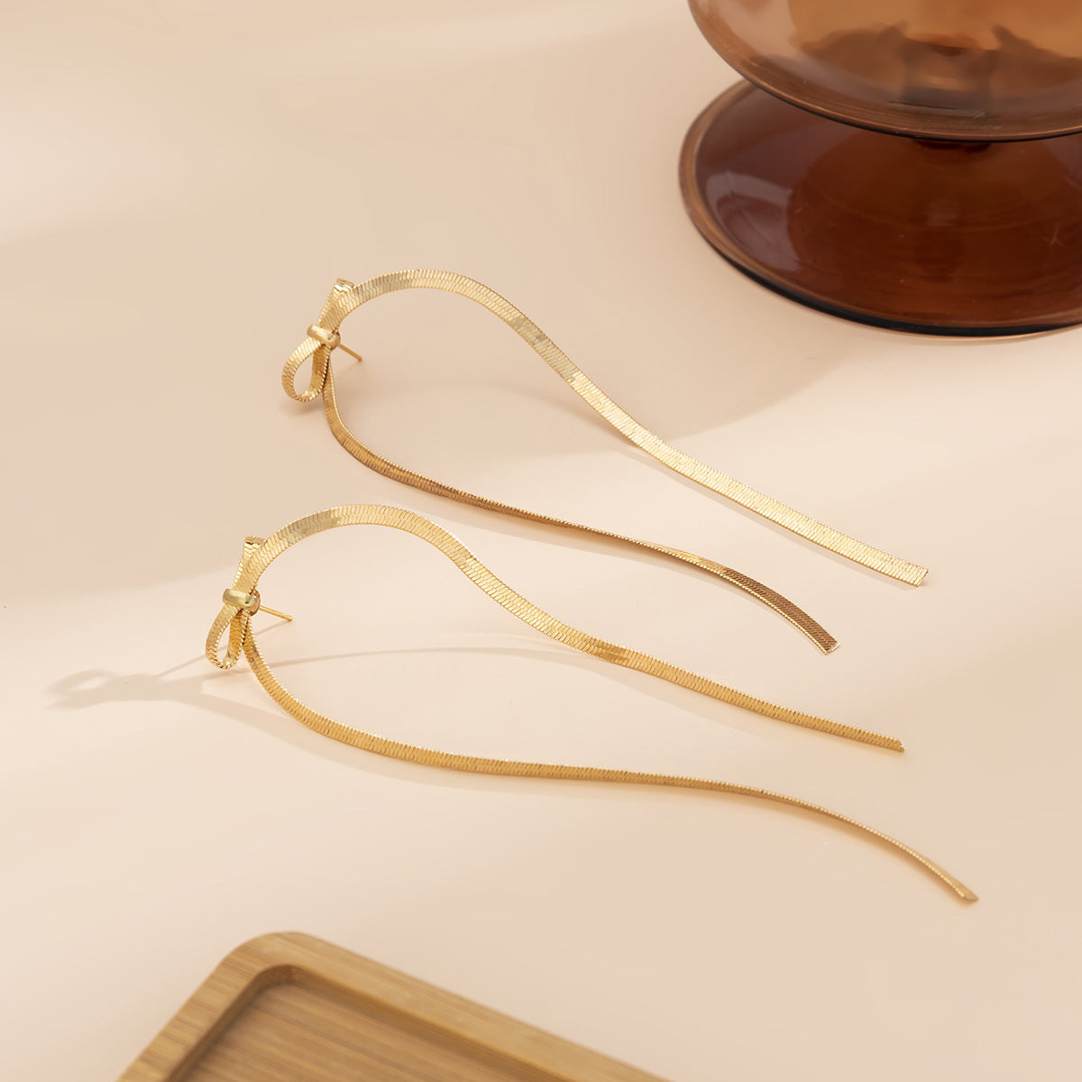 Pendientes Largos Minimalistas en Oro – Elegancia Moderna