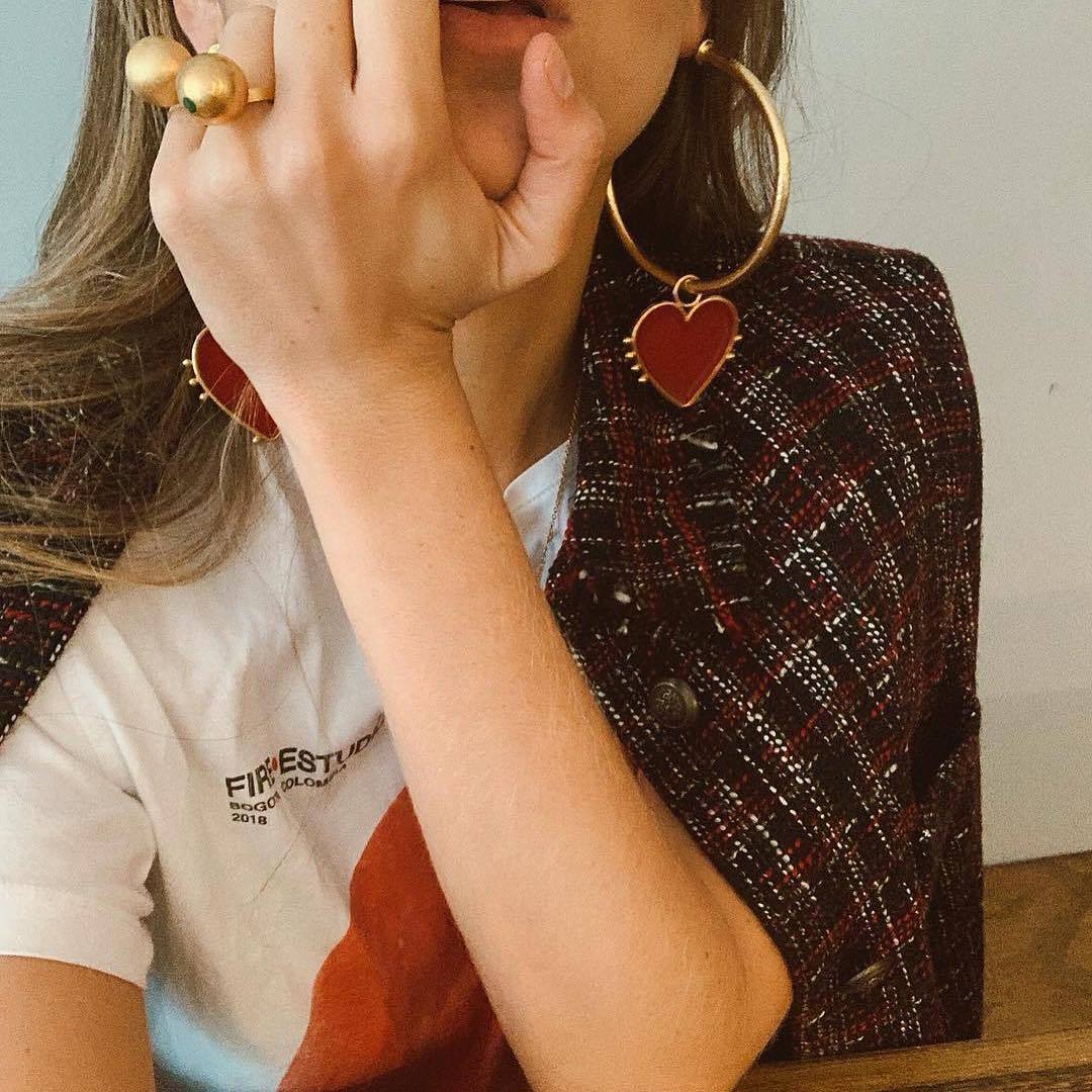 Pendientes Grandes de Aro con Corazón Rojo - Estilo Romántico para Mujer