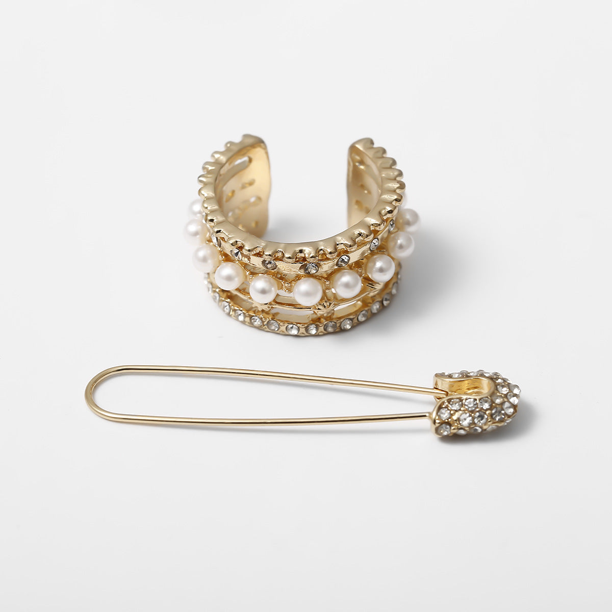 Pendientes con Cuff y Perlas – Look Moderno y Asimétrico