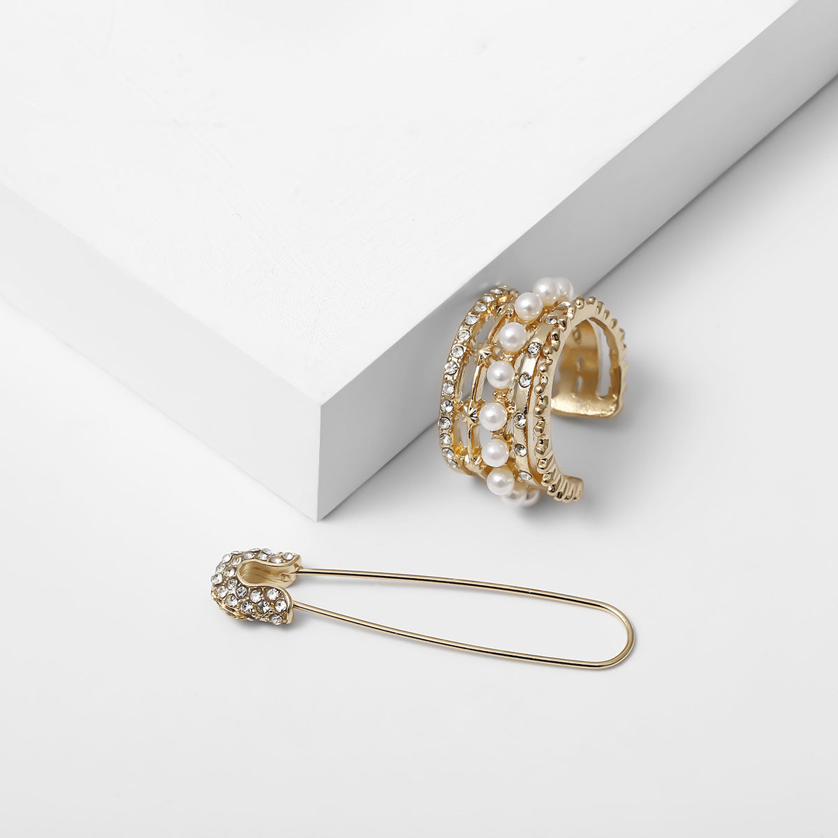 Pendientes con Cuff y Perlas – Look Moderno y Asimétrico