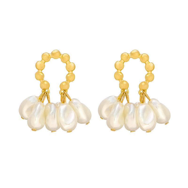 Pendientes dorados con perlas colgantes – Estilo elegante para mujer