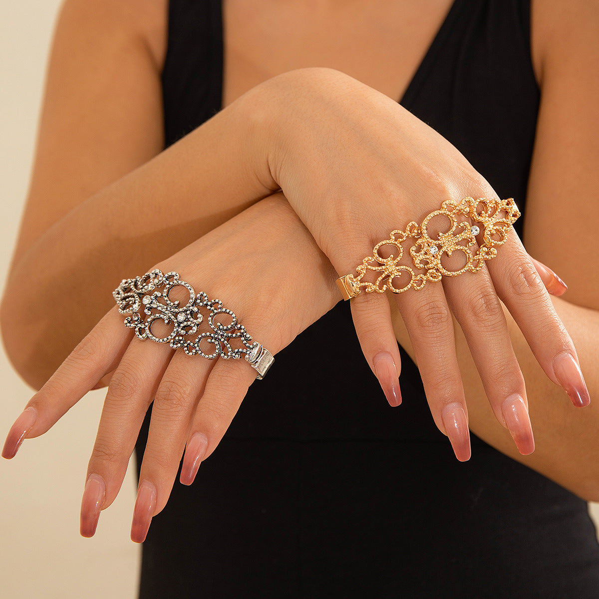 Pulsera con Anillo Estilo Oriental | Diseño Articulado en Dorado, Plateado y Negro