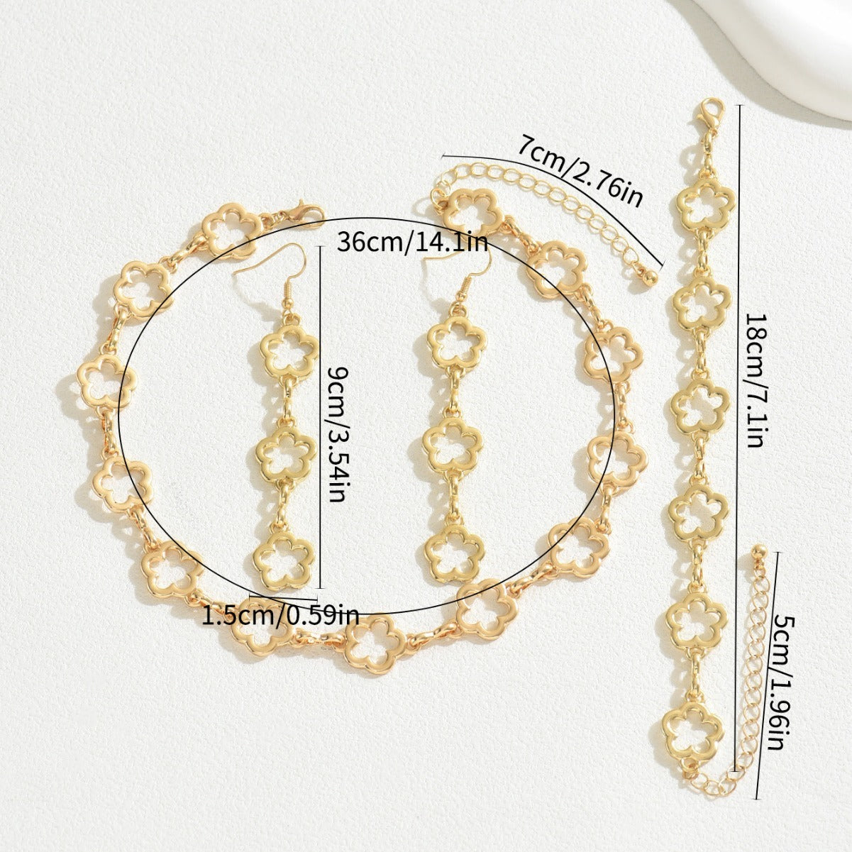 Set de Joyería Dorada con Flores Huecas - Collar, Pulsera y Pendientes