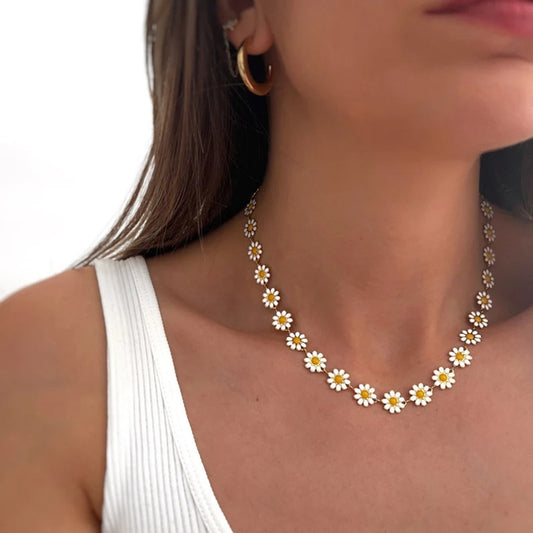 Collar de Margaritas Esmaltadas – Estilo Floral y Romántico