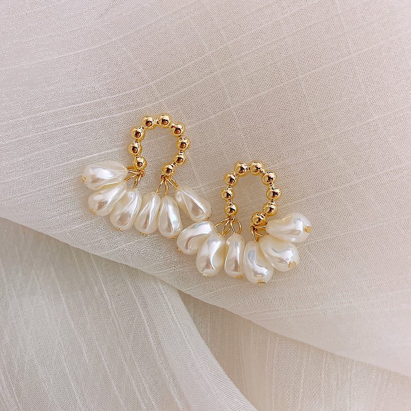 Pendientes dorados con perlas colgantes – Estilo elegante para mujer