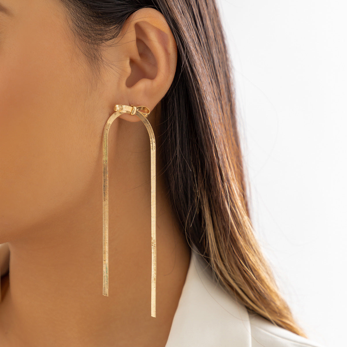 Pendientes Largos Minimalistas en Oro – Elegancia Moderna