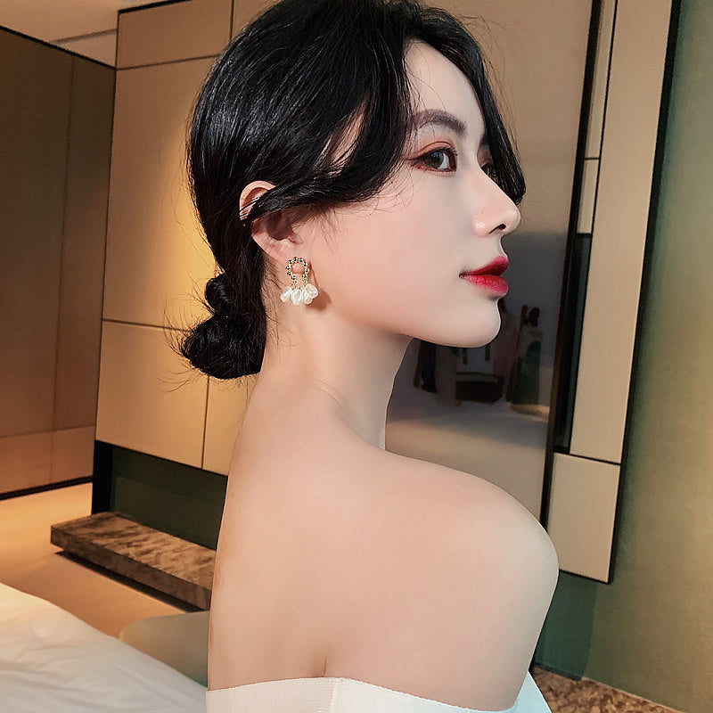 Pendientes dorados con perlas colgantes – Estilo elegante para mujer