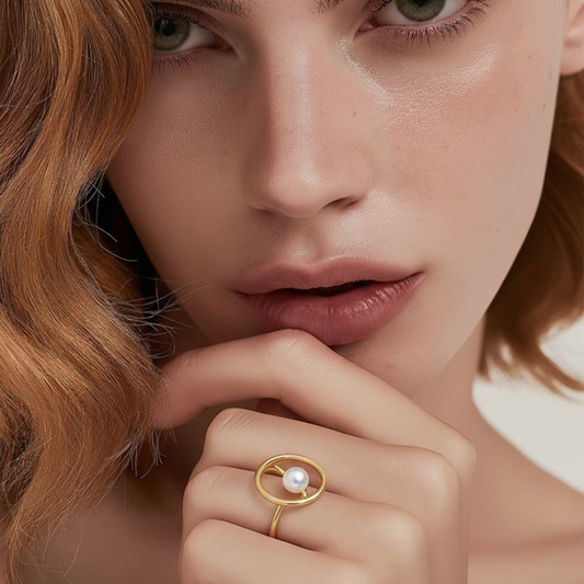 Anillo Dorado con Perla Natural – Diseño Elegante y Minimalista