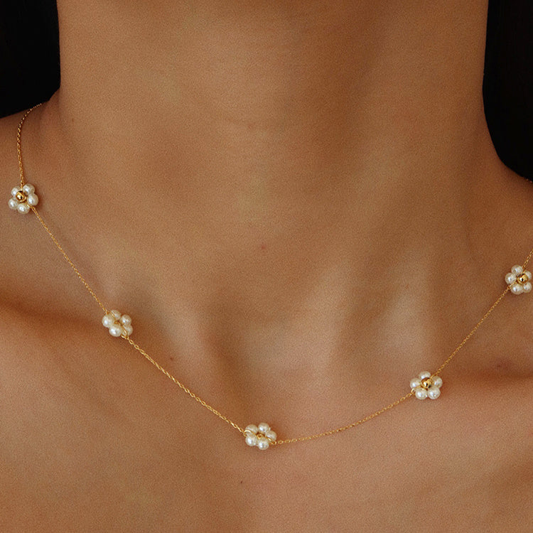 Collar Floral de Perlas con Flores Doradas para Mujer