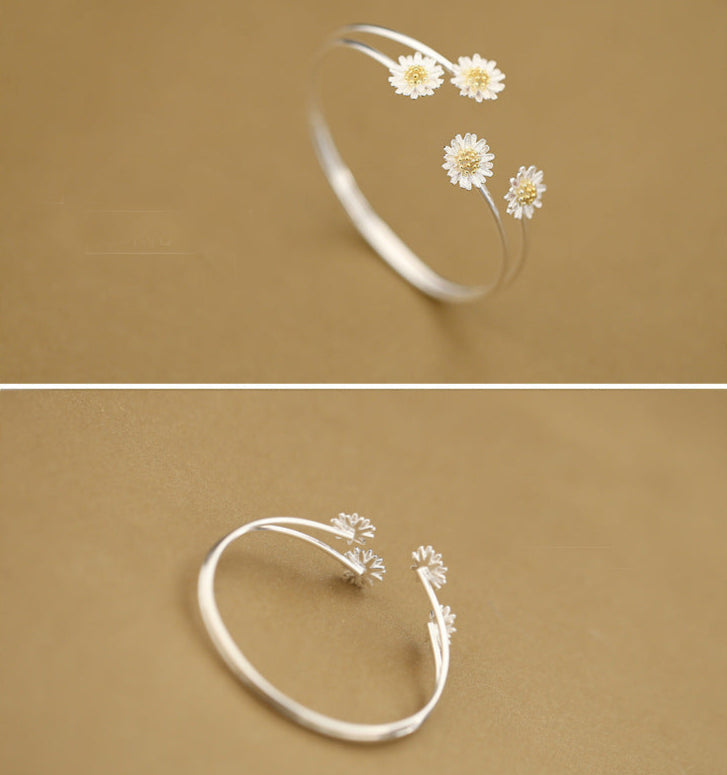 Brazalete Abierto de Plata con Margaritas | Joya Floral Romántica para Mujer