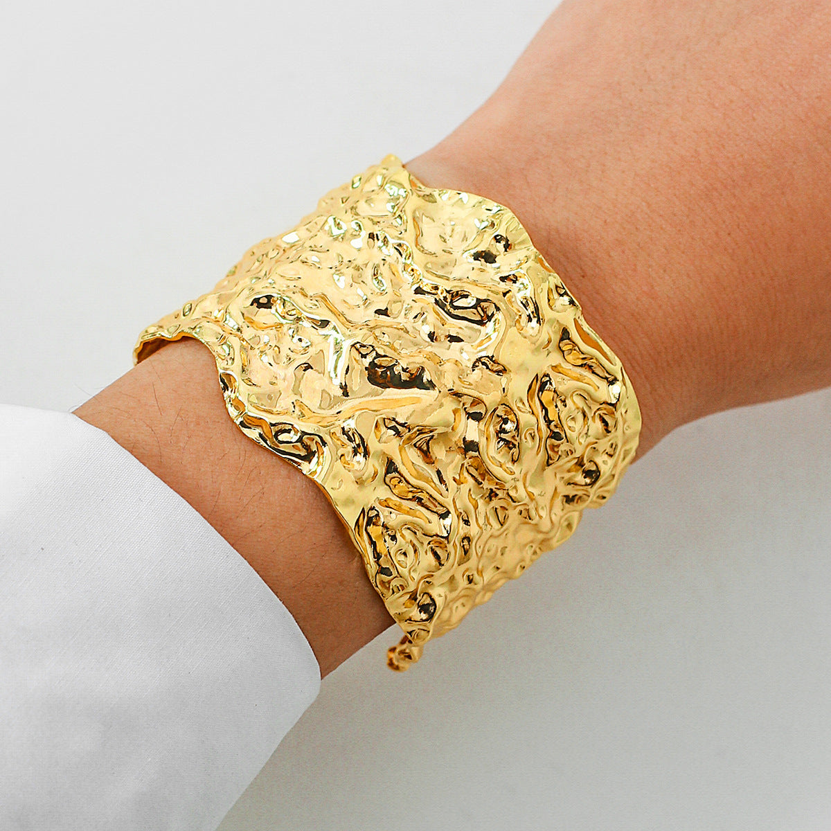 Brazalete Texturizado Dorado o Plateado | Diseño Esculpido Moderno y Minimalista