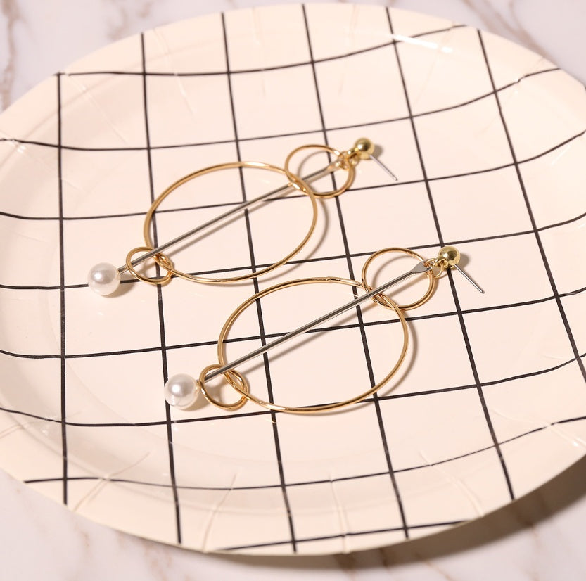 Pendientes Geométricos Dorados con Perla – Diseño Largo y Moderno