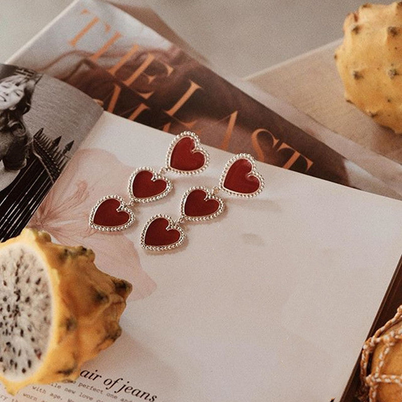 Pendientes Largos con Corazones Triple – Rojo o Negro con Borde Dorado