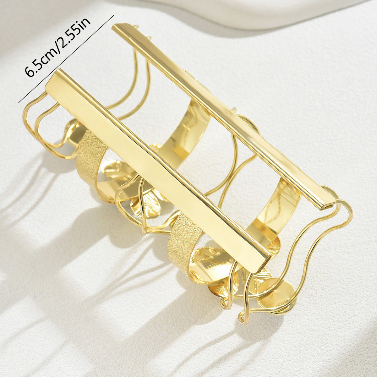 Pulsera floral con detalles brillantes