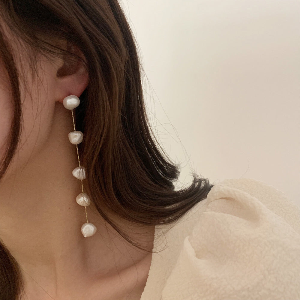Pendientes Largos con Perlas en Cadena – Estilo Elegante y Ligero