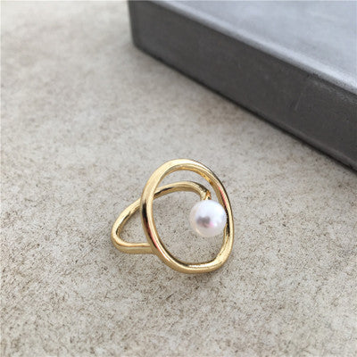 Anillo Dorado con Perla Natural – Diseño Elegante y Minimalista