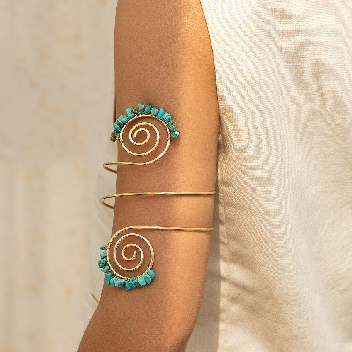 Brazalete de Brazo Espiral Dorado con Piedras – Ajustable y Estilo Boho