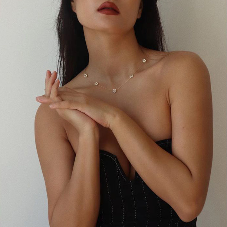 Collar Floral de Perlas con Flores Doradas para Mujer