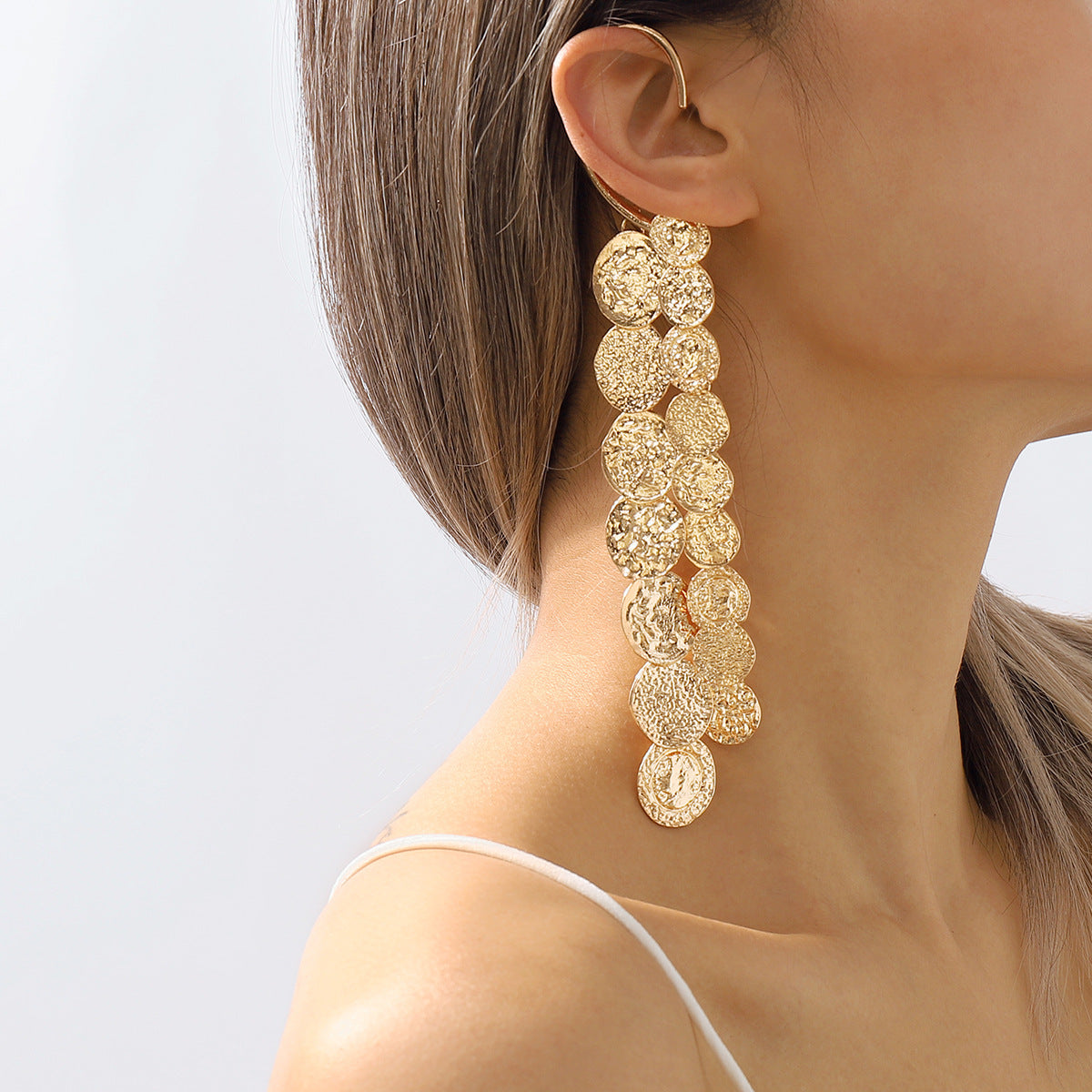 Ear Cuff Largo de Monedas Texturizadas – Estilo Festivo y Sofisticado