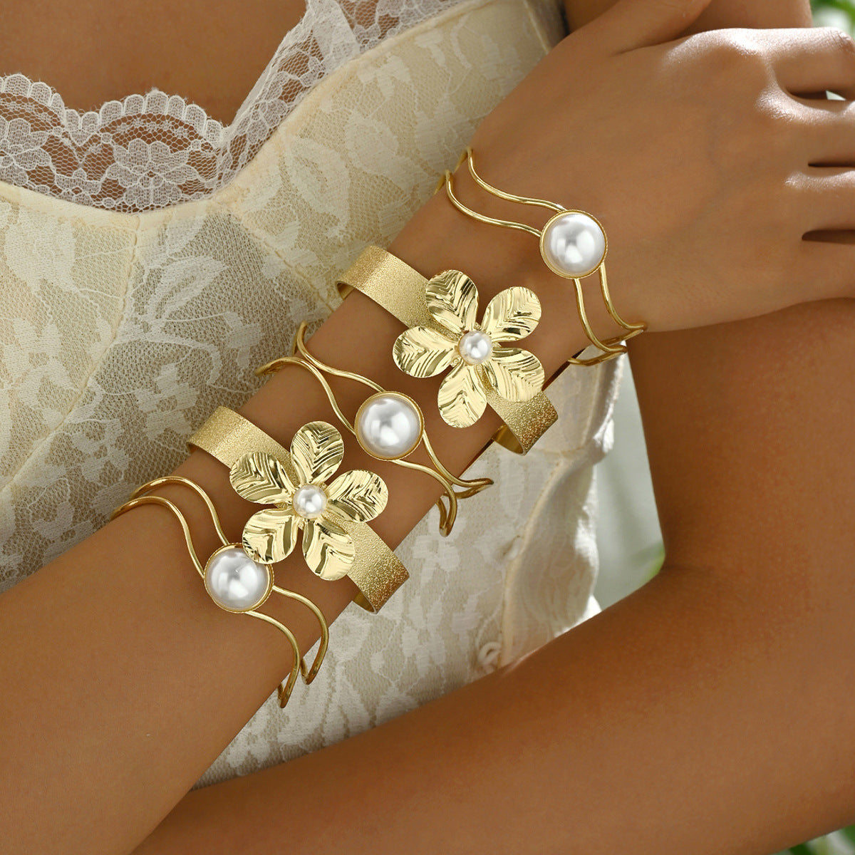 Pulsera floral con detalles brillantes