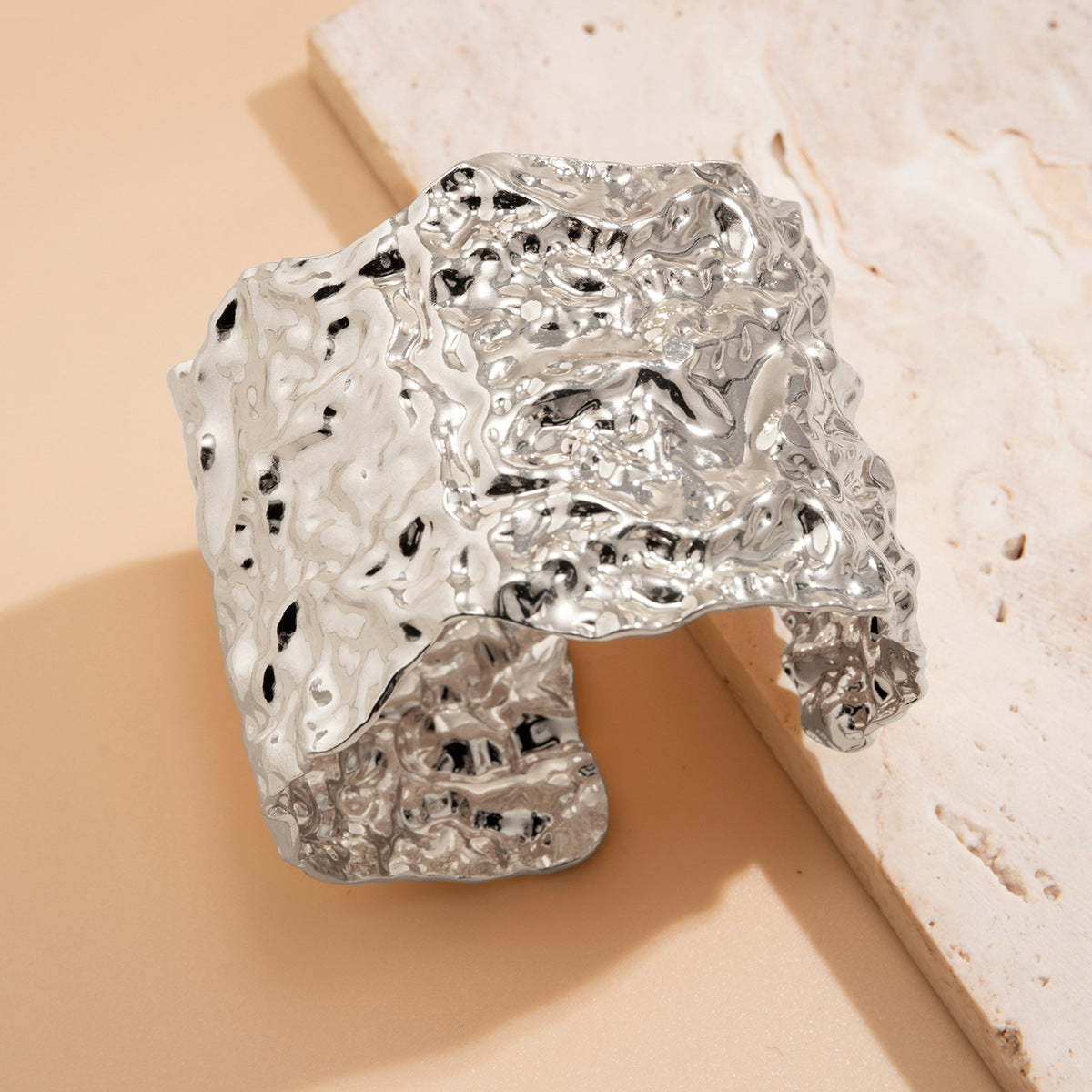 Brazalete Texturizado Dorado o Plateado | Diseño Esculpido Moderno y Minimalista