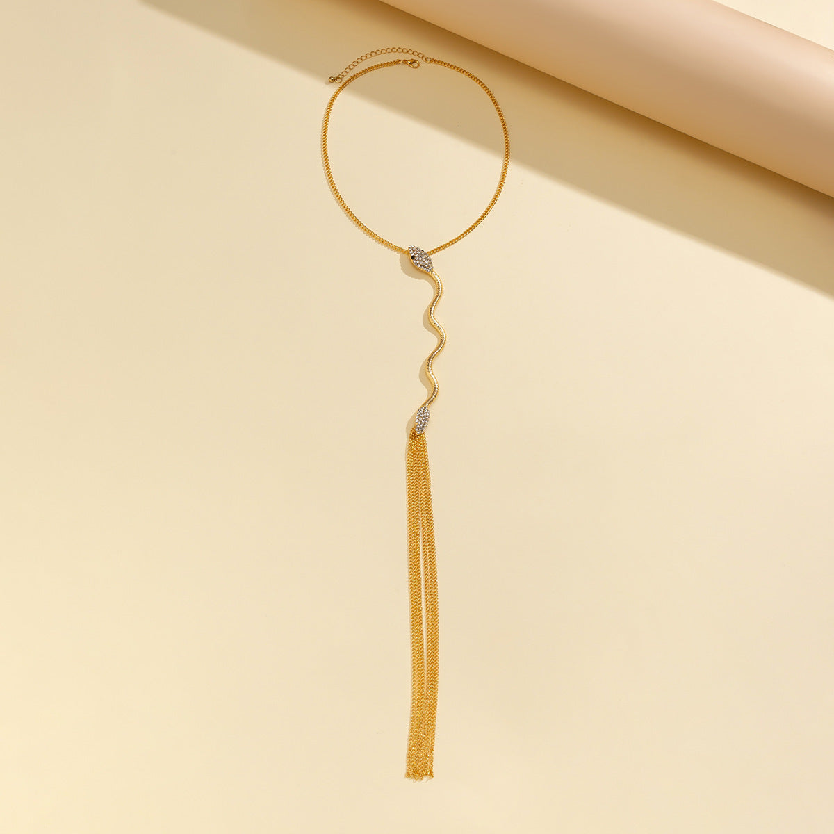 Collar Serpiente Dorado con Cristales – Diseño Elegante y Seductor