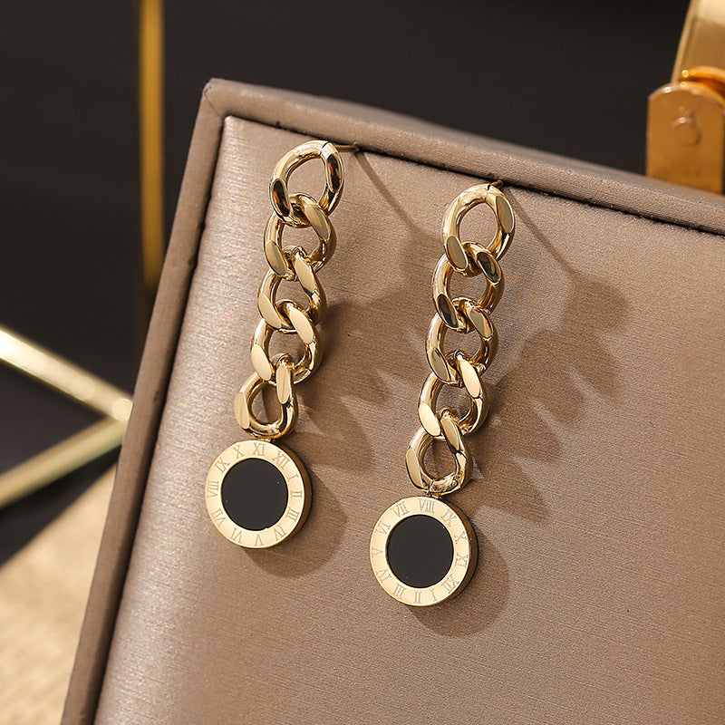 Pendientes Cadena Dorada con Medallón Negro – Estilo Reloj Romano 14K